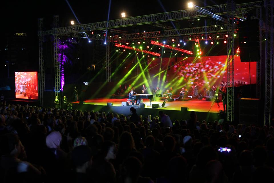 فنانة لبنانية أميركية تغني أجواع اللبنانيين